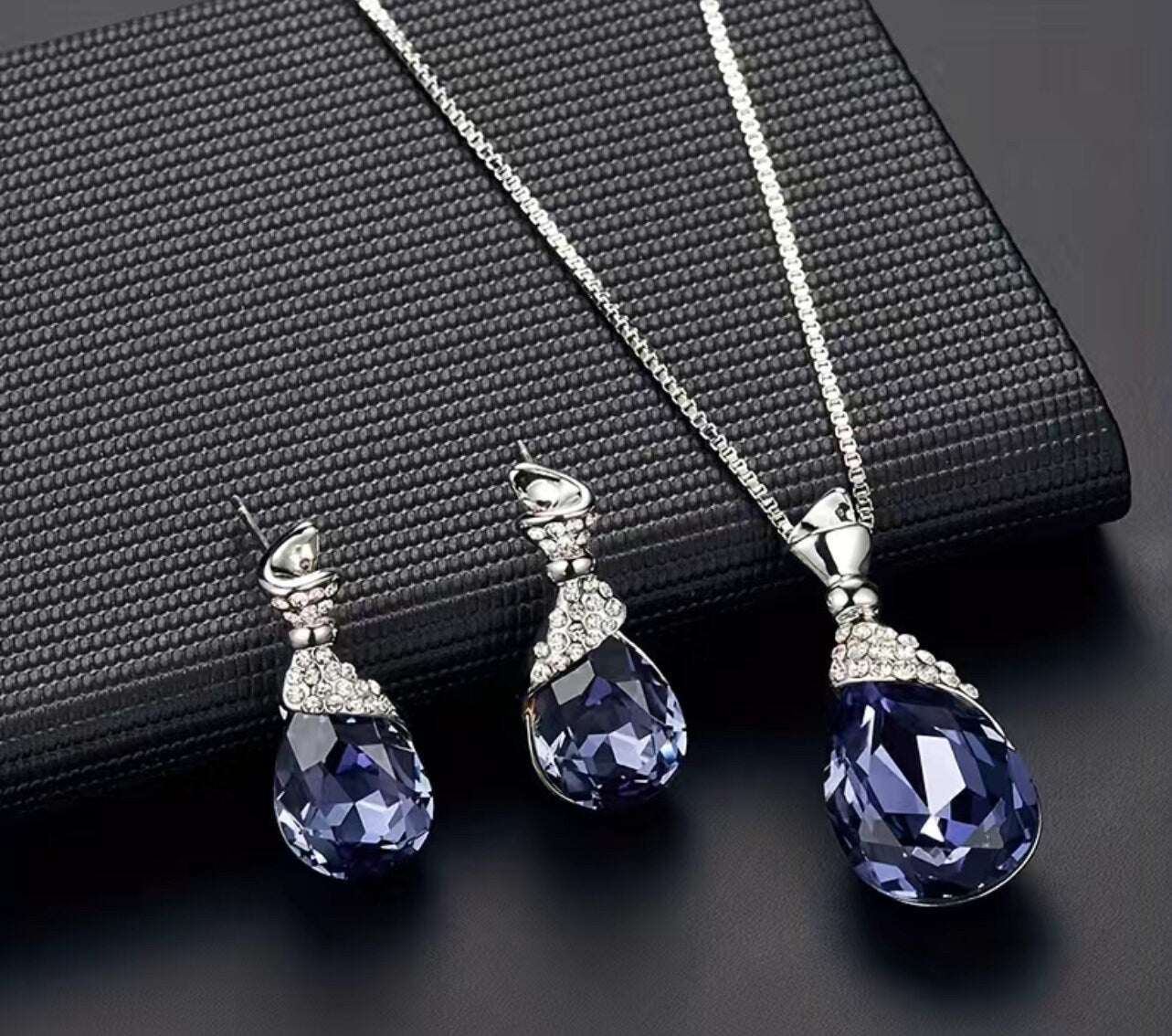 Elegant Gemstone Jewelry Set: Necklace & Earrings